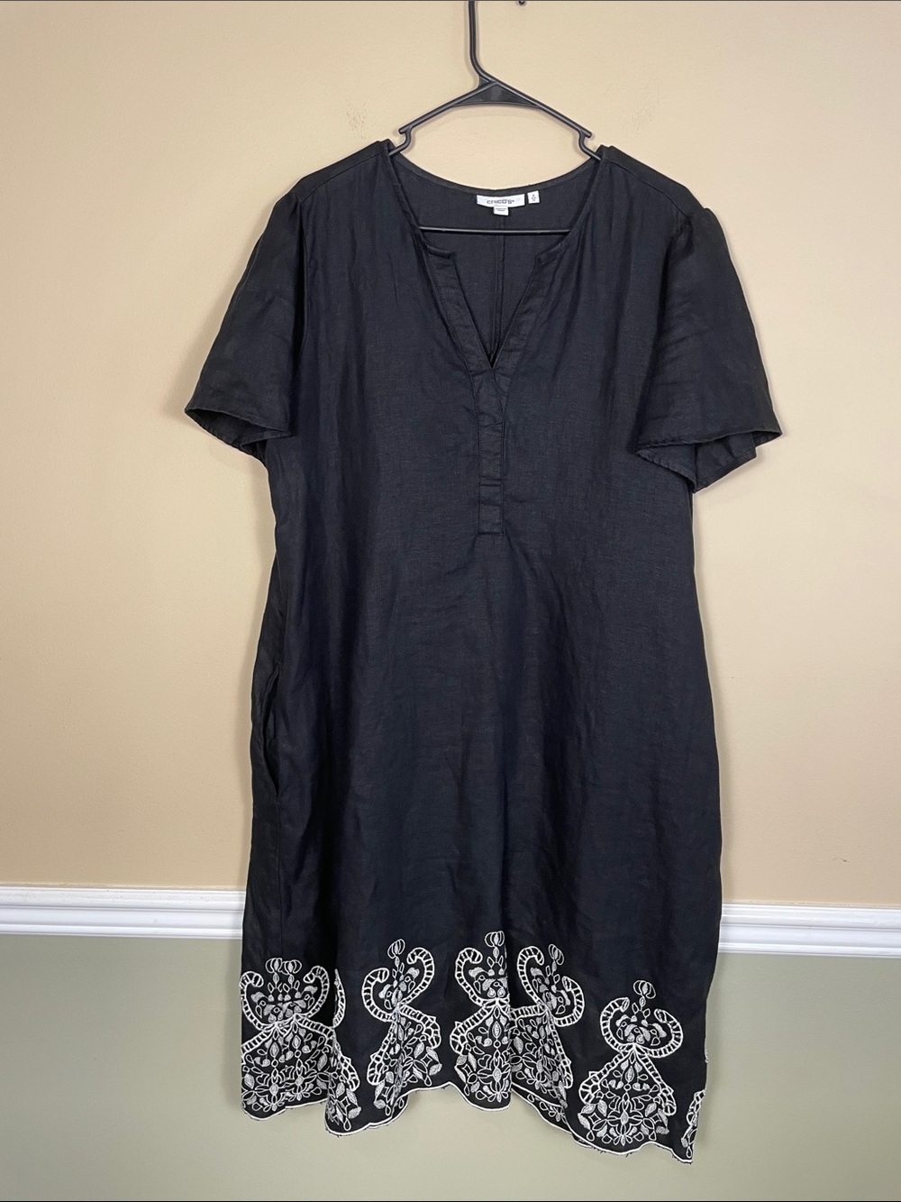 Chico’s Women’s Boho Linen Embroidered Black White Split Neck Shift Dress